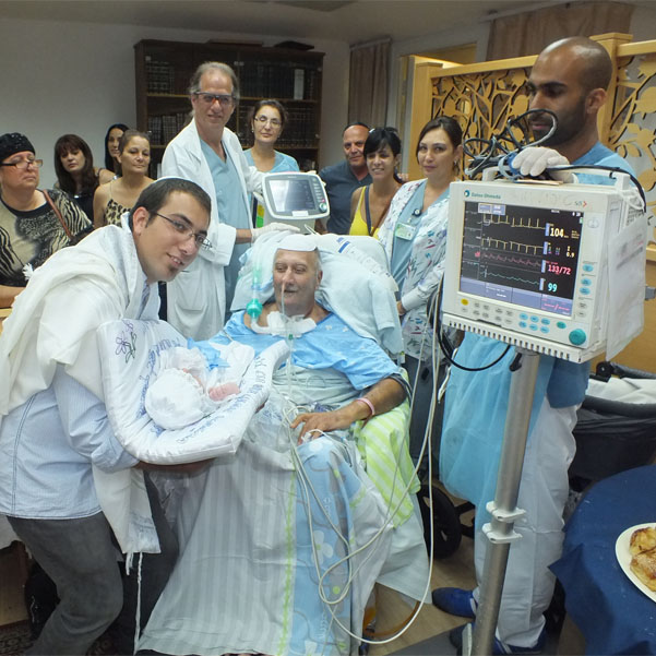 בברית המילה הבן מני עם התינוק והאב עם ד"ר עדן וצוות טיפול נמרץ